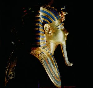 Tutankhamonin kultainen naamio, Tutankhamonin haudasta, (n. 1370-1352 eKr.) Uusi kuningaskunta (kullalla upotettu lapis lazulilla)